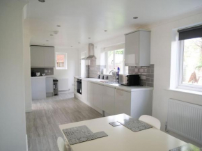 Cosy four bed property with en-suite near to NEC Birmingham Airport and the city